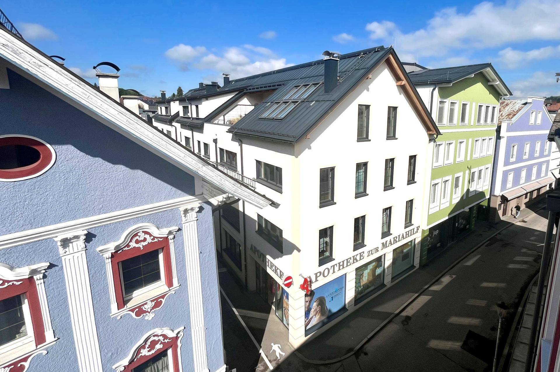 Ansicht einer charmanten Gasse mit farbenfrohen Gebäudefassaden und traditioneller Architektur in der Stadt.