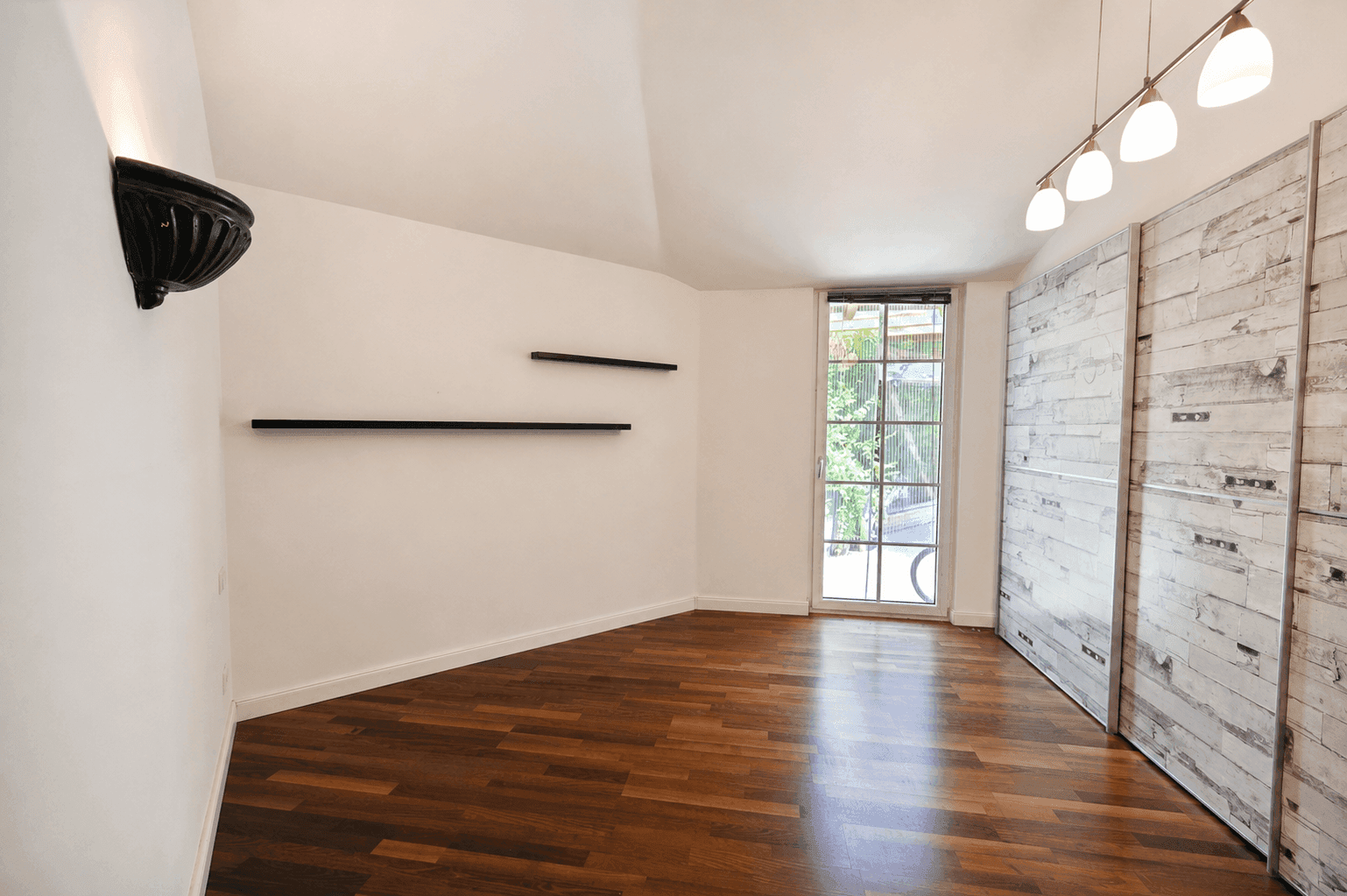 Gemütliches Zimmer mit Laminatboden, dekorativer Wand und indirekter Beleuchtung.
