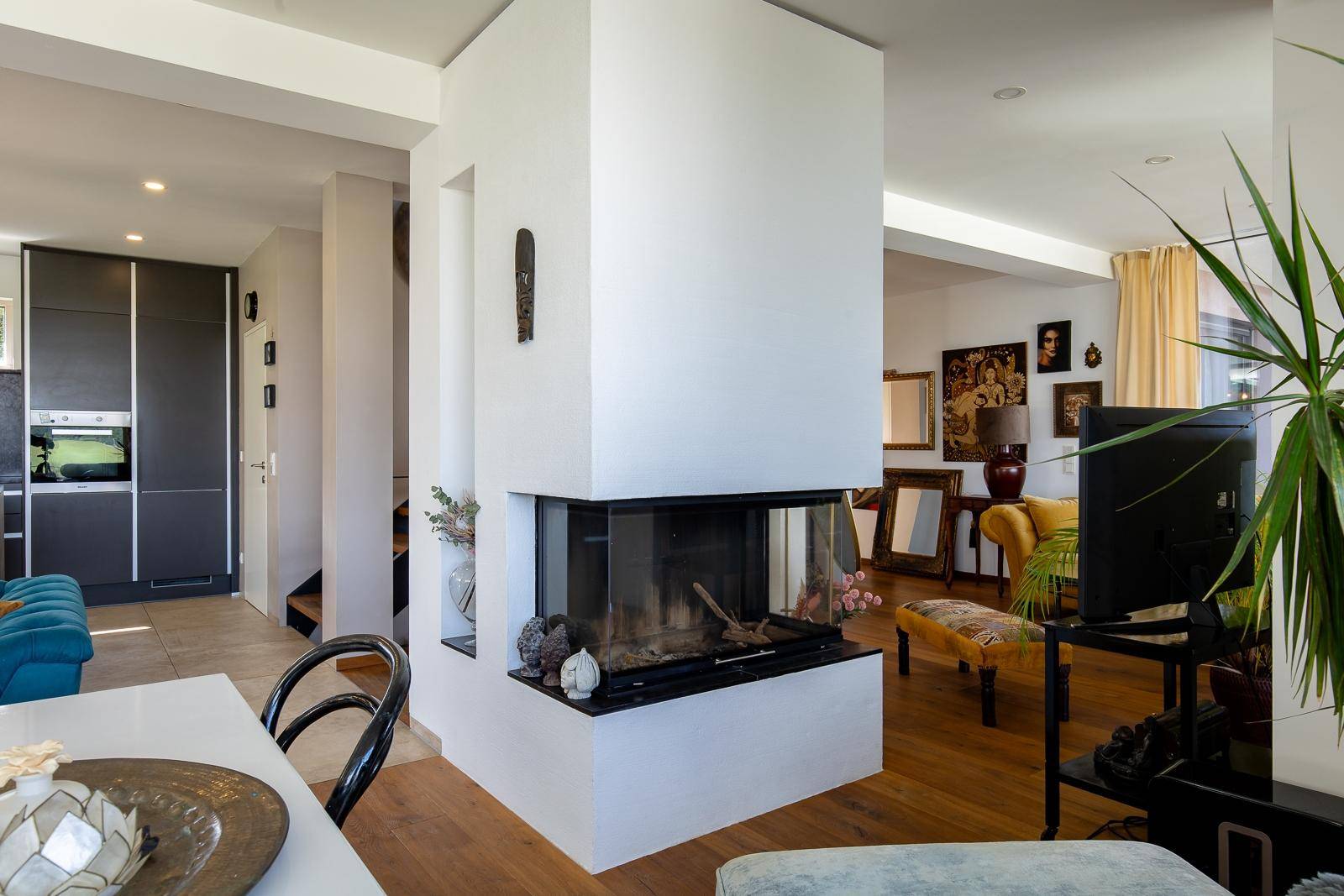 Gemütliches Wohnzimmer mit modernem Kamin, Holzboden und stilvoller Einrichtung.