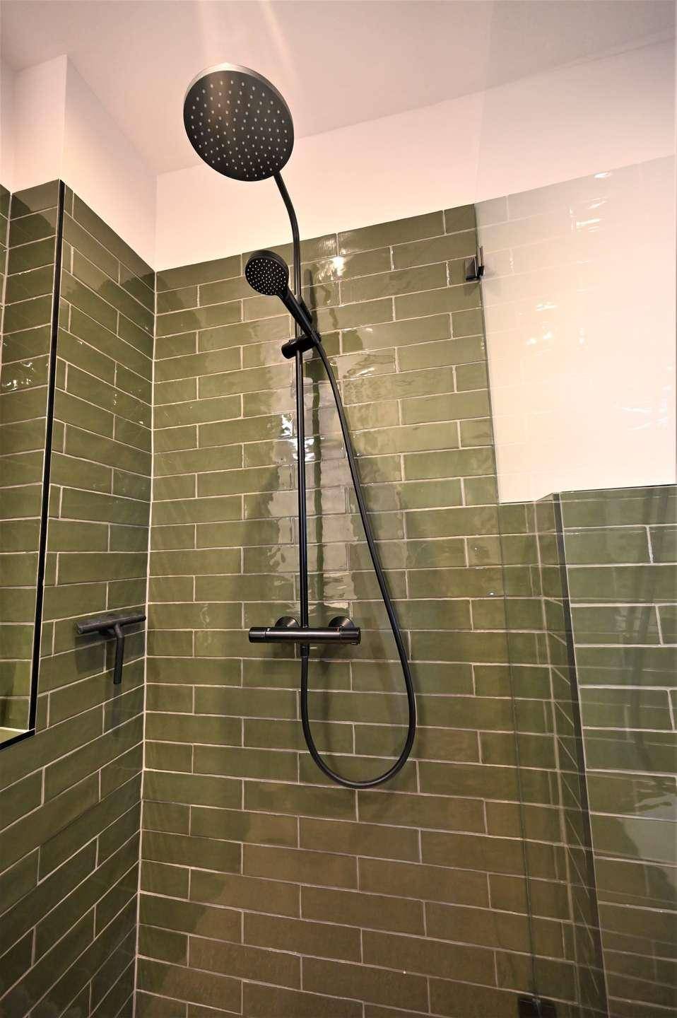 Moderne Dusche mit grünen Metro-Fliesen und schwarzer Regendusche.
