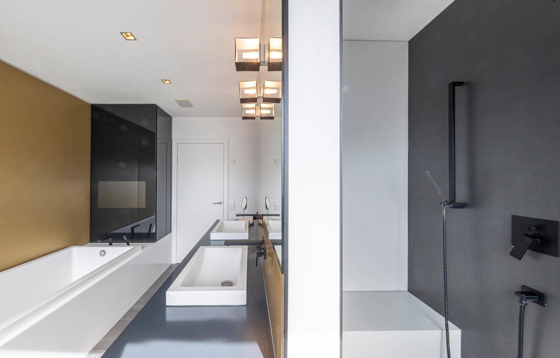 Modernes Badezimmer mit Badewanne, Dusche und Doppelwaschbecken in elegantem Design.