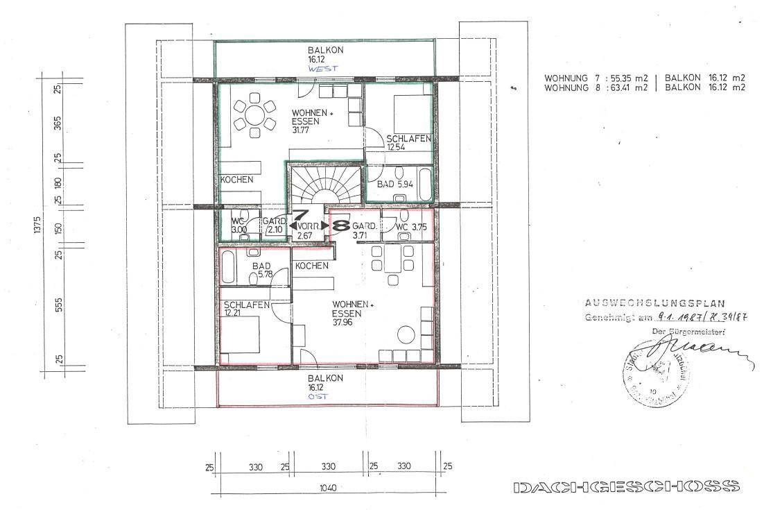Grundriss des Dachgeschosses mit zwei Wohnungen, jeweils mit Balkon und offenem Wohnbereich.