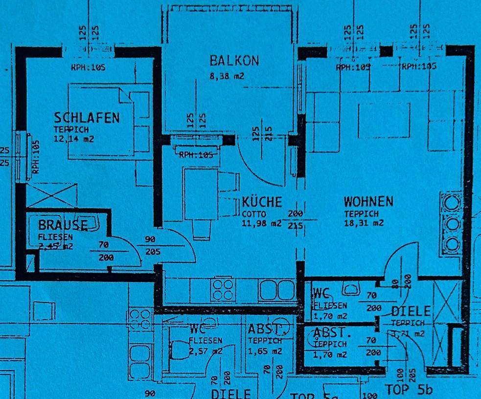Detaillierter Grundriss einer Wohnung mit Schlafzimmer, Küche, Wohnzimmer und Balkon.