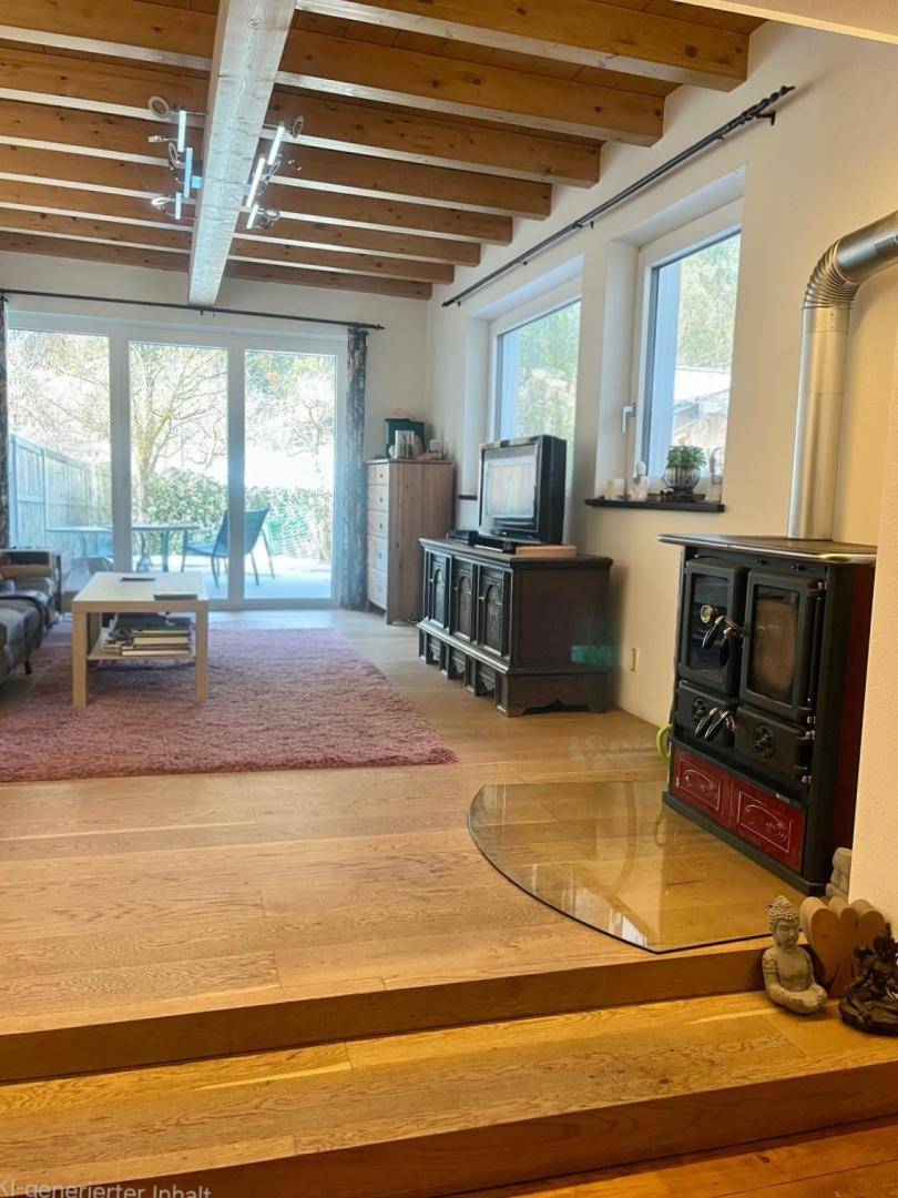 Geräumiges Wohnzimmer mit Holzboden, sichtbaren Balken, Holzofen und direktem Zugang zur Terrasse.