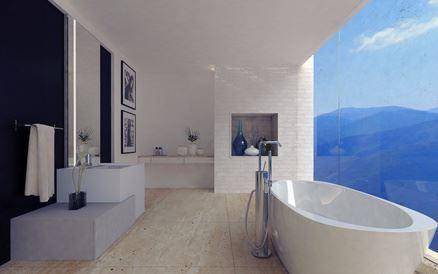 Luxuriöses Badezimmer mit freistehender Badewanne und raumhohen Fenstern mit Bergblick.