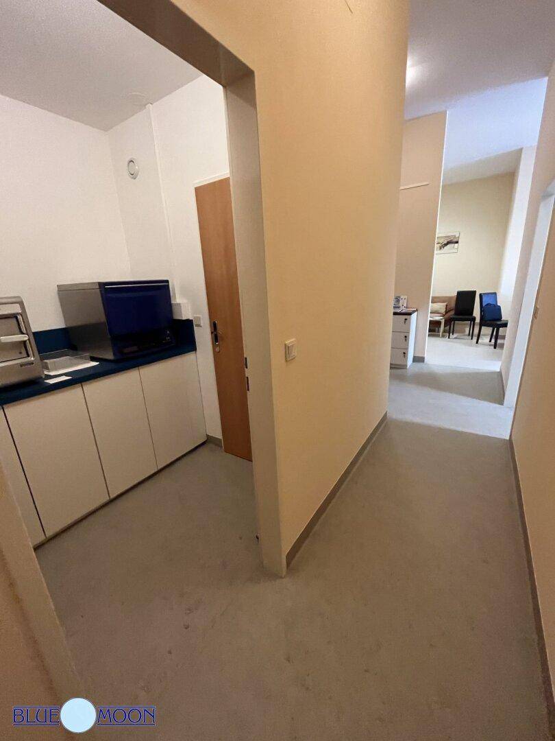 Heller Flur mit Zugang zu verschiedenen Räumen, darunter ein Technikraum und Büros.