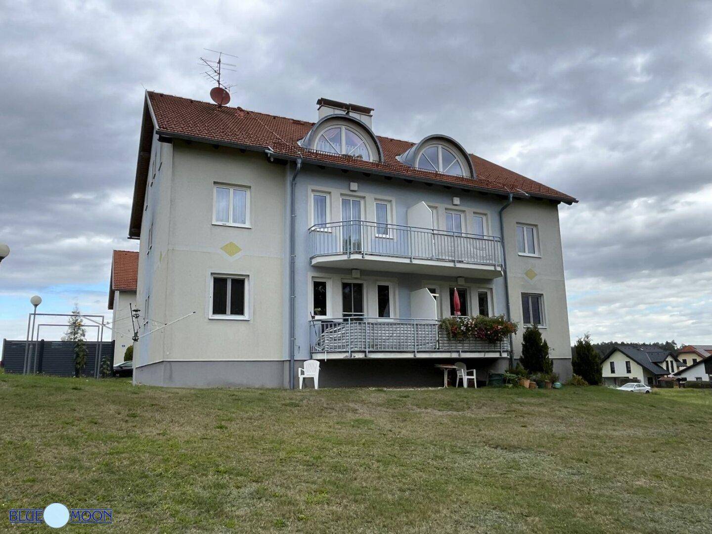 Rückseite vom Haus mit Gemeinschaftsgarten