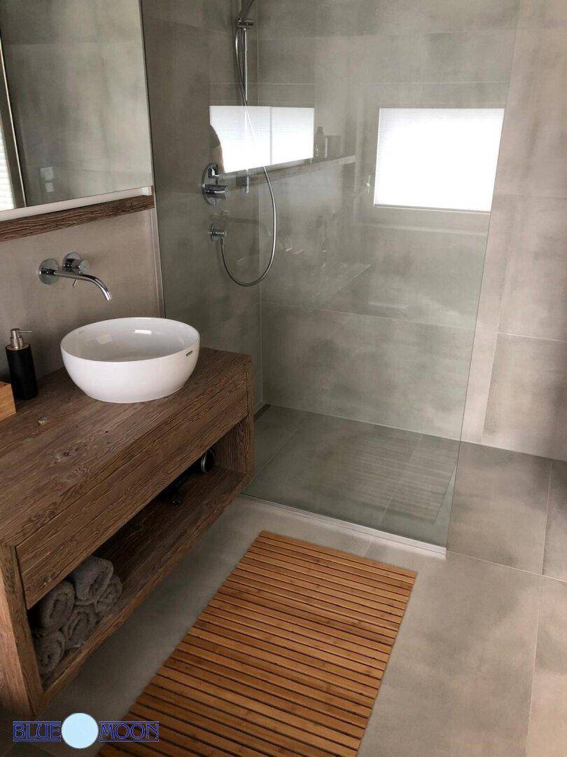 Modernes Badezimmer mit begehbarer Dusche, Aufsatzwaschbecken und Holzunterschrank.