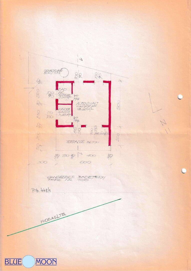 Handgezeichnete architektonische Skizze auf vergilbtem Papier, die einen Grundriss mit roten Markierungen zeigt.