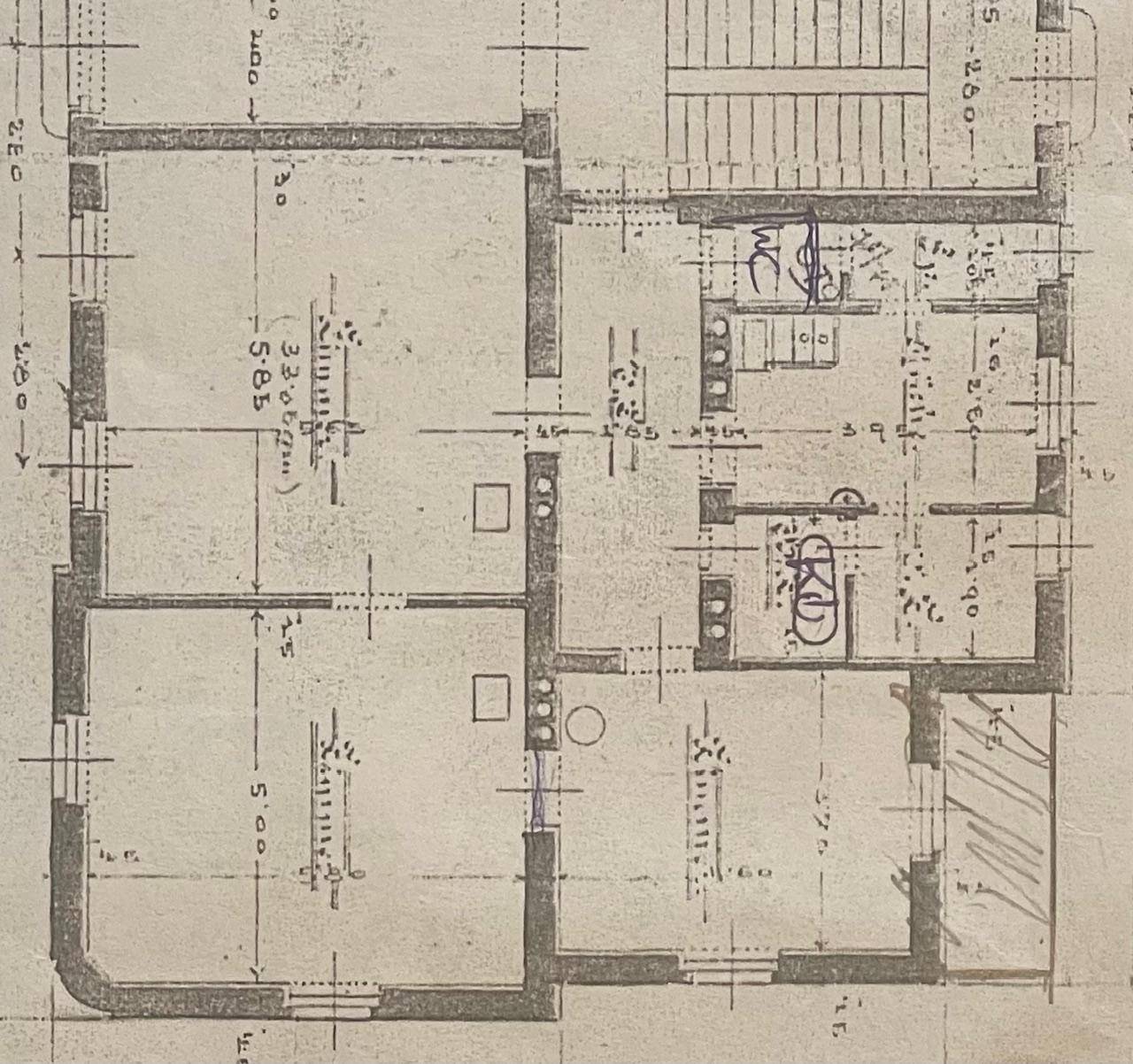 Historischer Grundriss mit Raumaufteilung, Treppenhaus und eingezeichneten Sanitärbereichen.