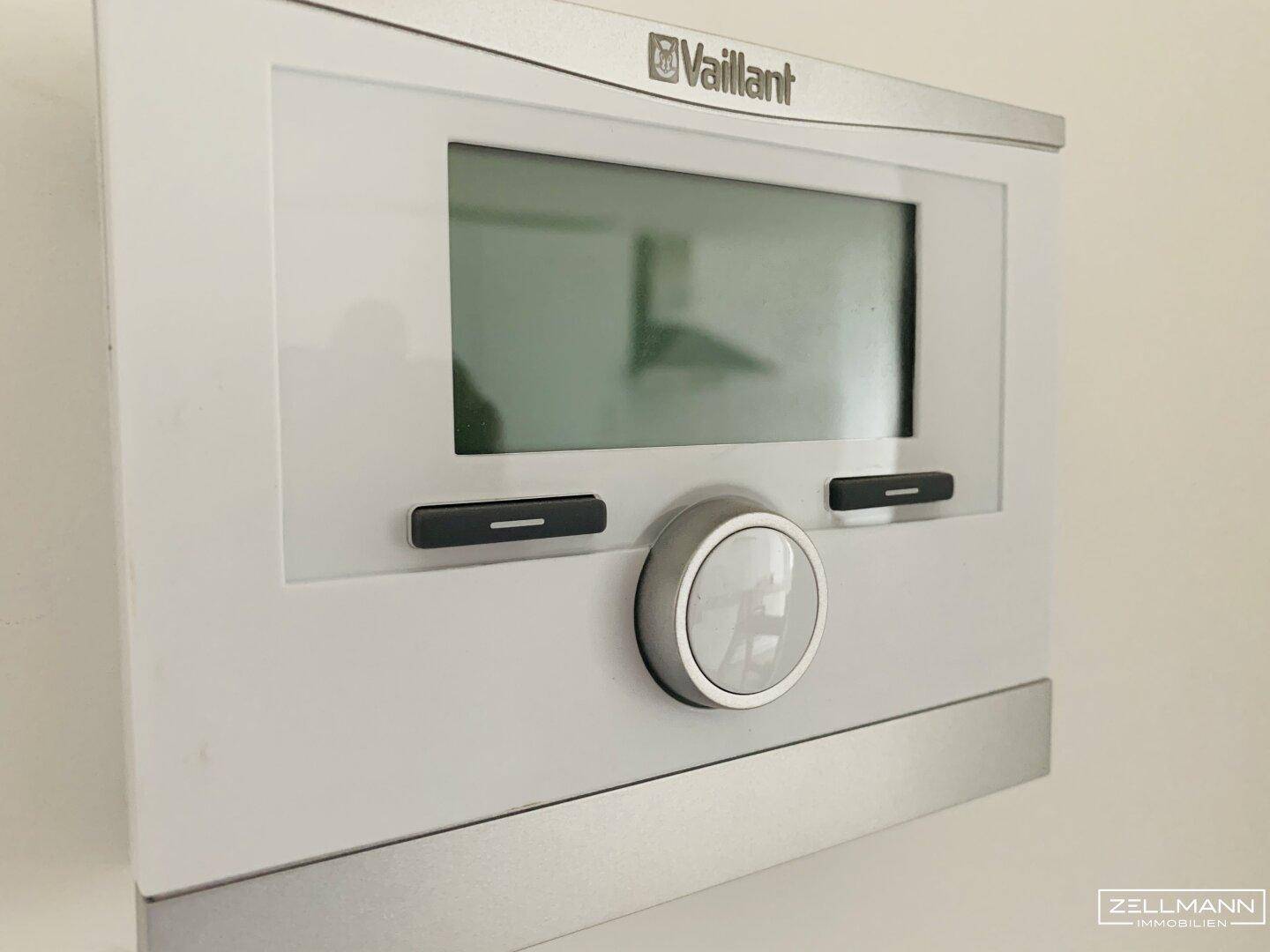 Modernes Vaillant-Thermostat zur Steuerung der Heizung, an der Wand montiert.