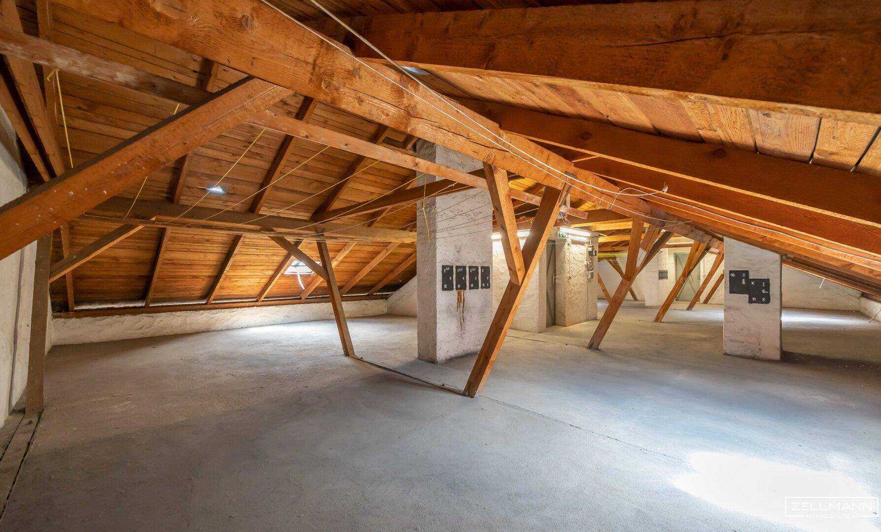 Geräumiger Dachboden mit massiven Holzbalken und Betonboden, bietet viel Ausbaupotenzial.