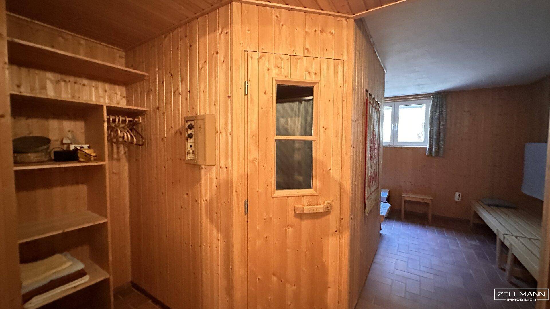 Gemütliche Sauna mit Holzverkleidung und Bänken für entspannende Momente.