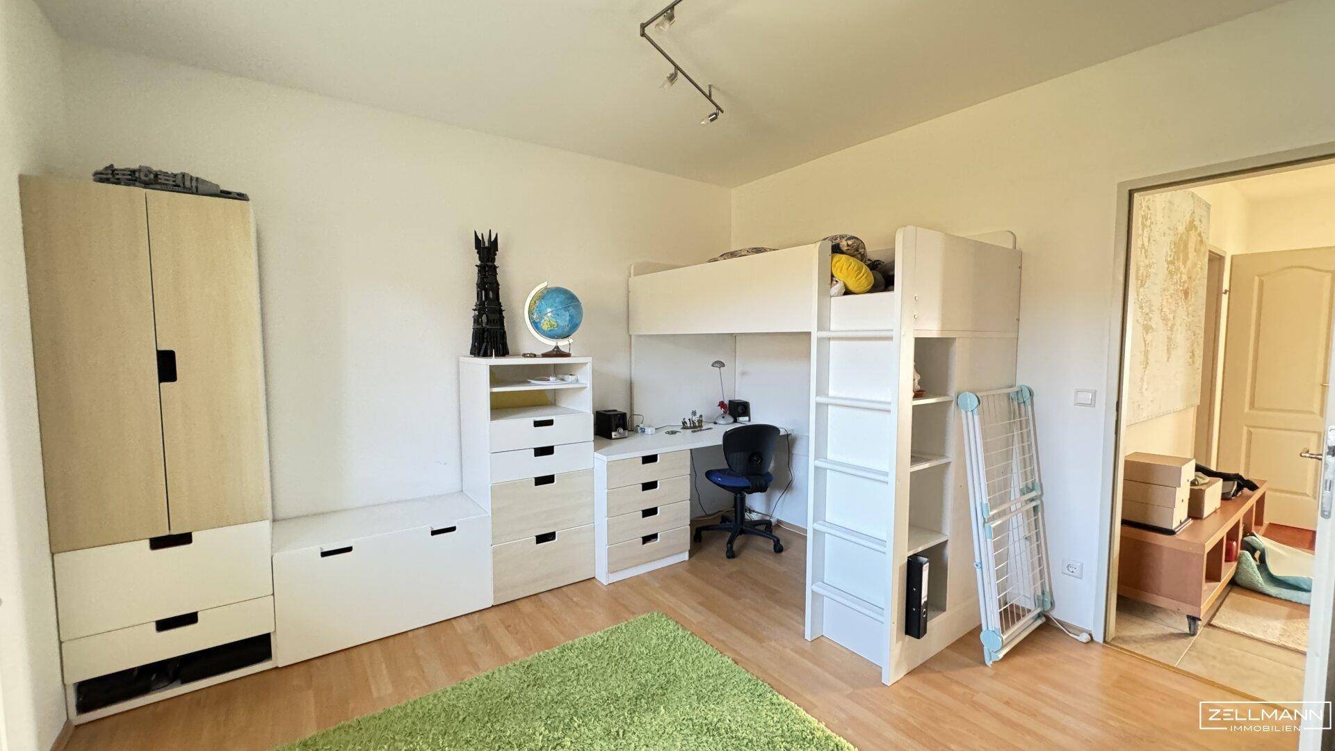 Kinderzimmer mit Hochbett, Schreibtisch und Stauraum, ideal für junge Bewohner.