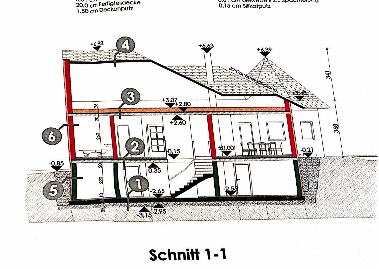 Schnittansicht des Gebäudes zeigt die verschiedenen Stockwerke und Dachkonstruktion.