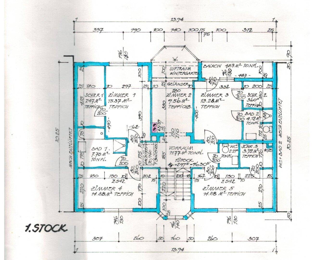 Grundriss des ersten Stocks mit mehreren Zimmern, zwei Bädern und einem Balkon.