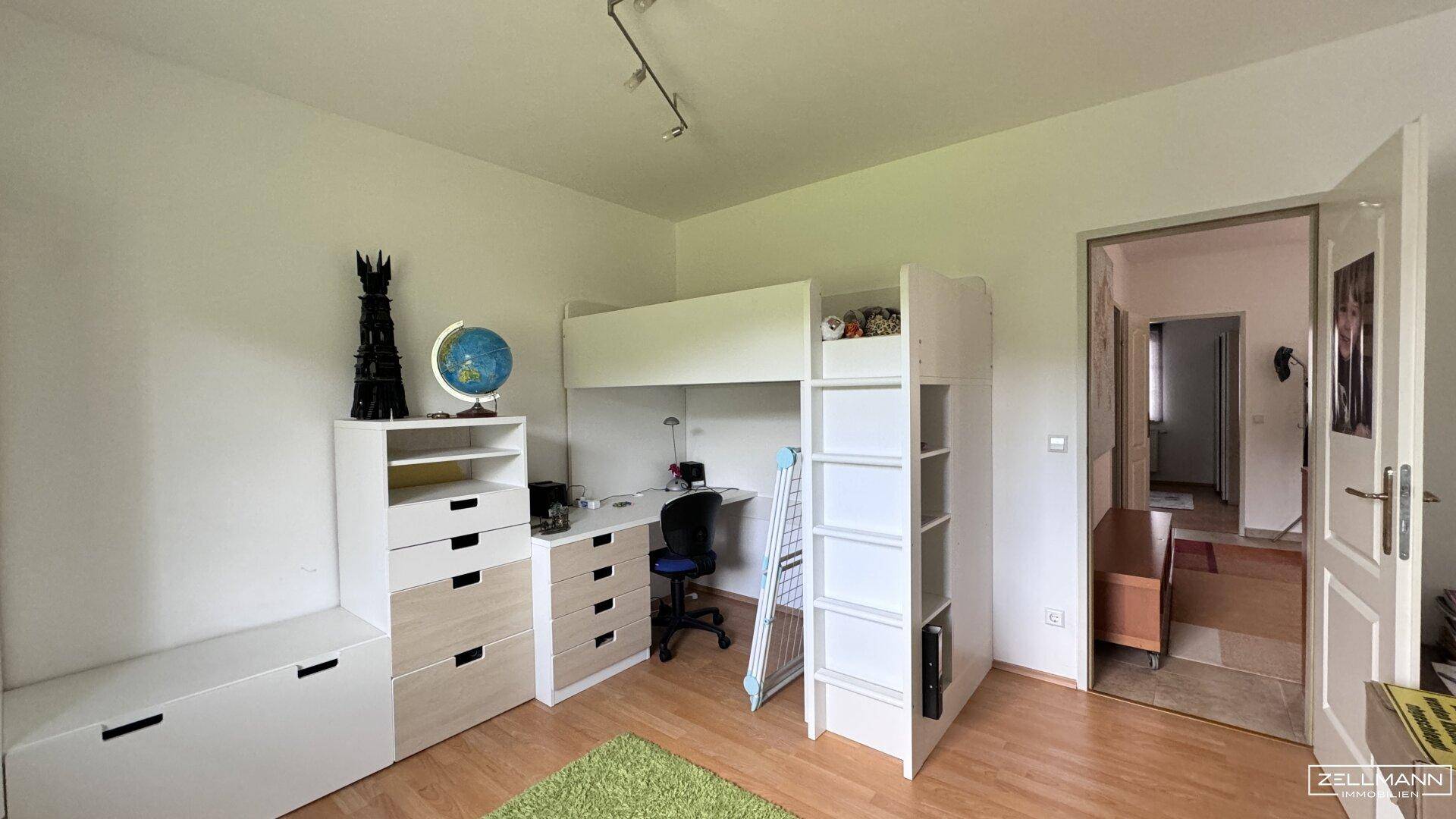 Kinderzimmer mit Hochbett, Schreibtisch und Stauraum, ideal für junge Bewohner.