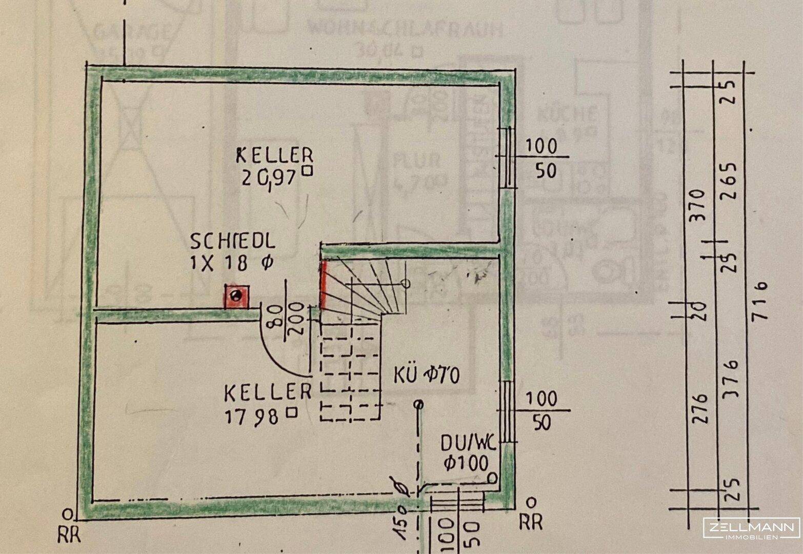 Grundriss des Kellergeschosses mit zwei Kellerräumen, Treppe und Abmessungen.