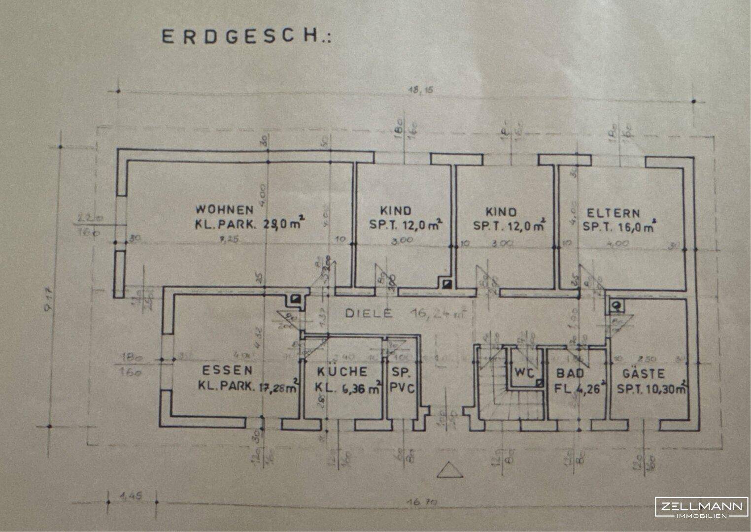 Grundriss des Erdgeschosses mit Wohnzimmer, Essbereich, Küche und mehreren Schlafzimmern.