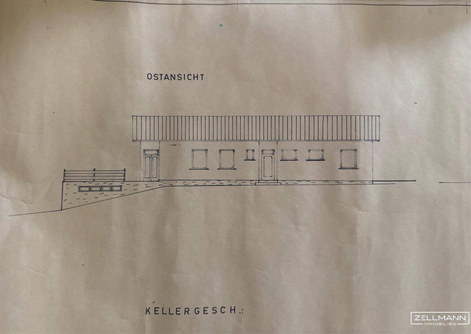 Ostansicht des Gebäudes im Kellergeschoss mit Eingangsbereichen und Fenstern.