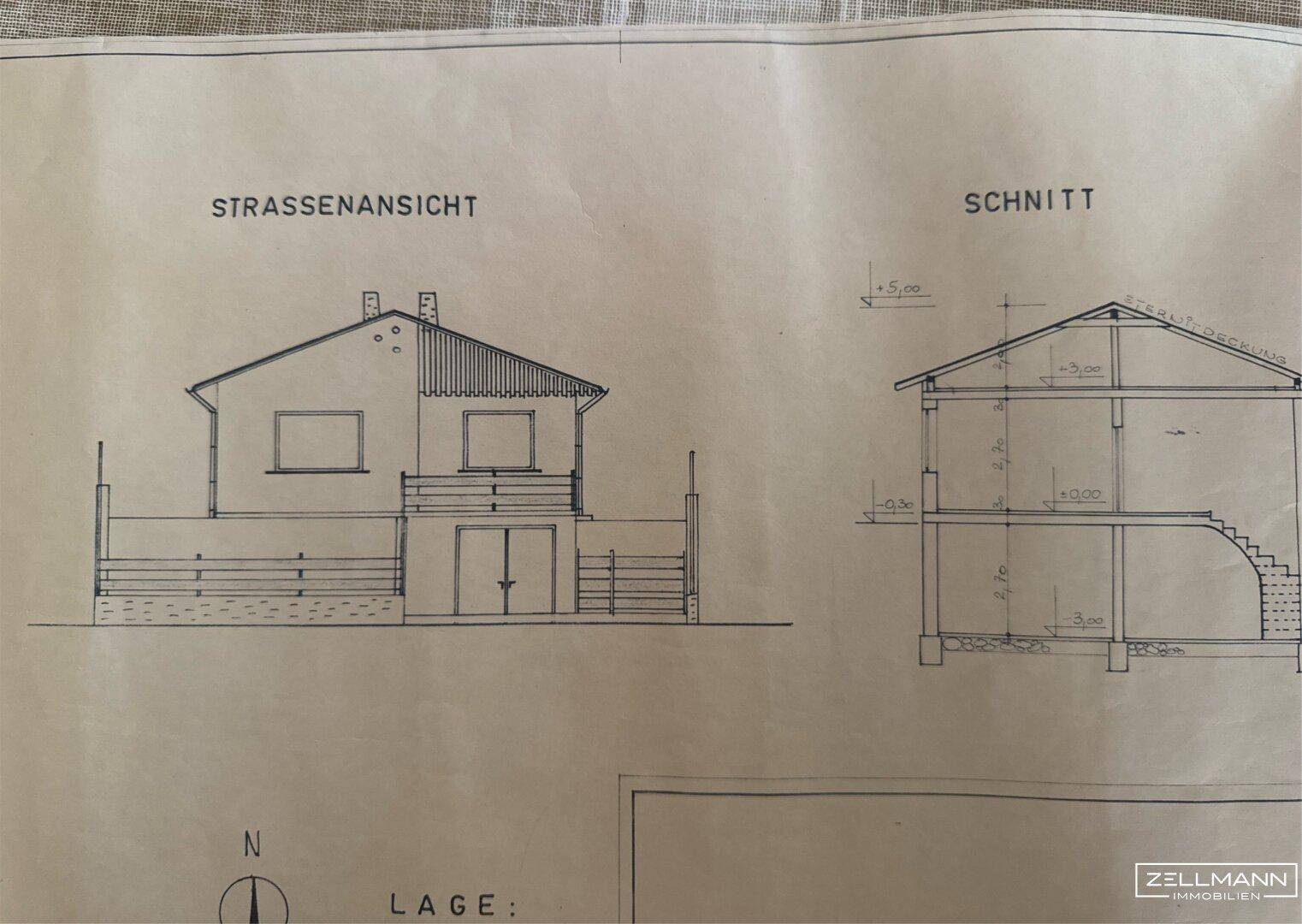 Architektonische Zeichnung der Straßenansicht und eines Schnitts des Hauses mit Satteldach.