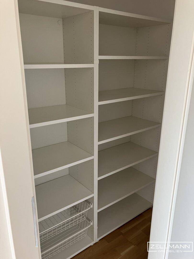 Praktischer Einbauschrank mit vielen Regalböden für zusätzlichen Stauraum.