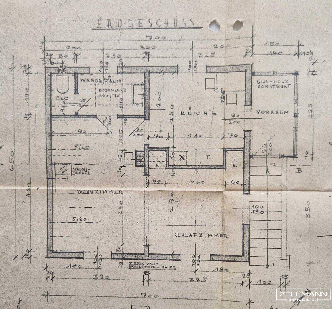 Handgezeichneter Grundriss des Erdgeschosses mit Wohnzimmer, Schlafzimmer, Küche und Waschraum.