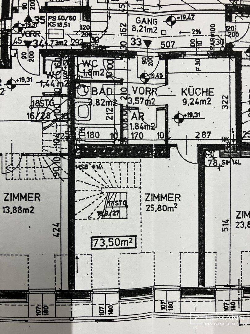 Detaillierter Grundriss mit Raumaufteilung, Maßen und Treppenhaus.