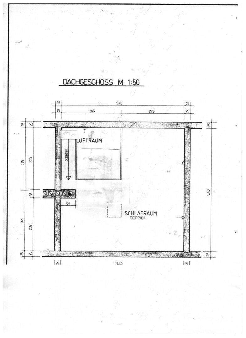 Grundriss des Dachgeschosses mit Schlafzimmer und offenem Luftraum.