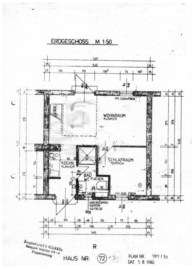 Grundriss des Erdgeschosses mit Wohnzimmer, Schlafzimmer, Küche und Bad.