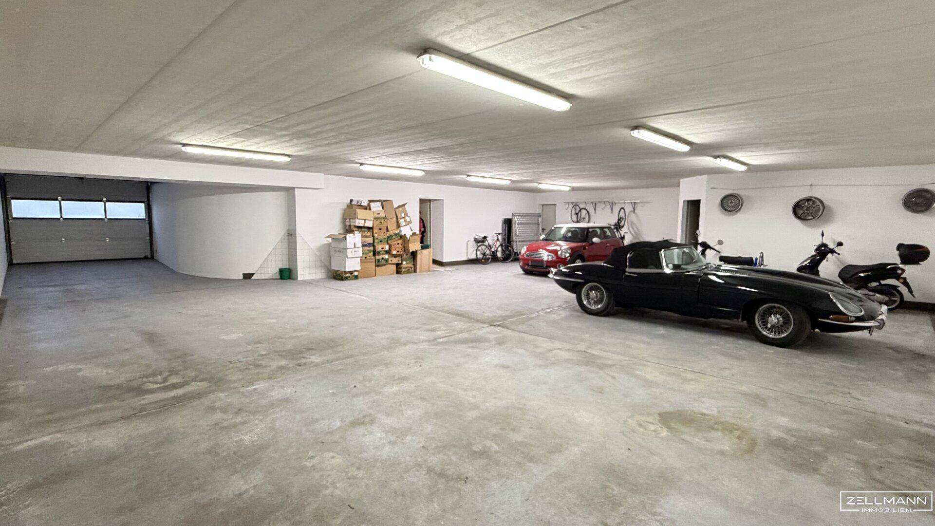 Geräumige Tiefgarage mit ausreichend Platz für mehrere Fahrzeuge und Lagerflächen.