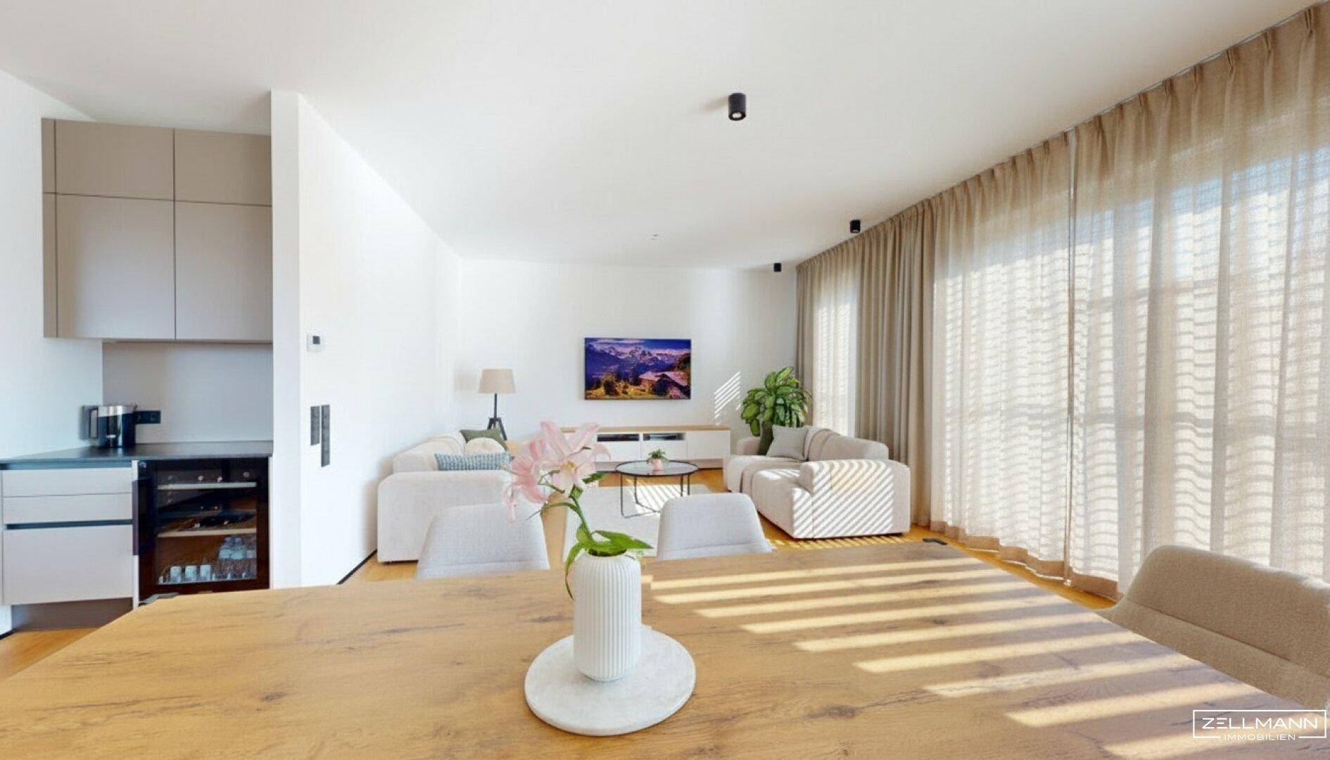 Heller Wohn- und Essbereich mit großem Esstisch, bequemen Sofas und Zugang zur Terrasse.