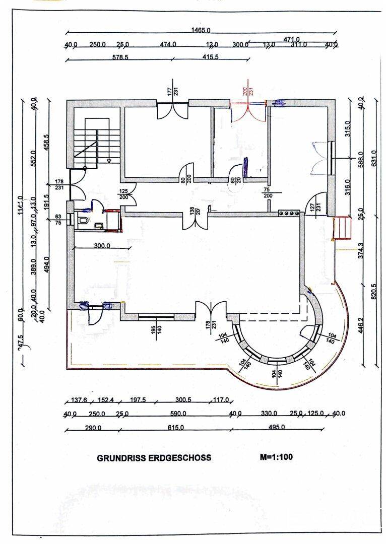 Grundriss des Erdgeschosses mit Wohn- und Essbereich, Küche und Balkon.