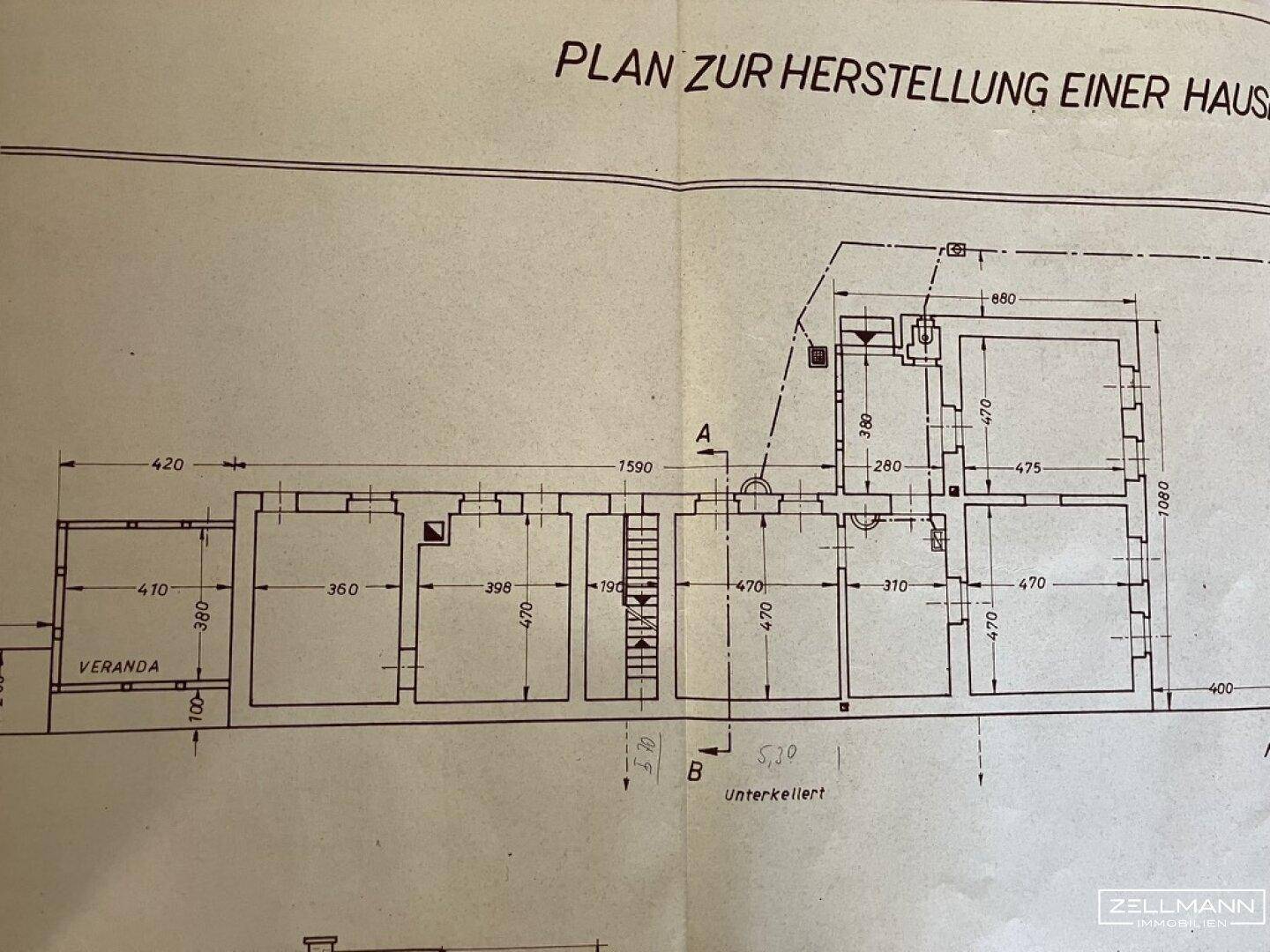 Alter Grundrissplan eines Hauses mit Veranda und unterkellerten Bereichen.
