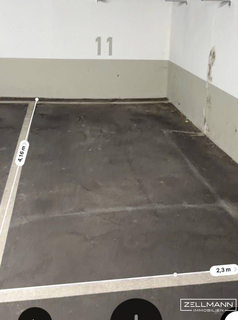 Tiefgaragenstellplatz Nummer 11 mit eingezeichneten Maßen für die Parkfläche.