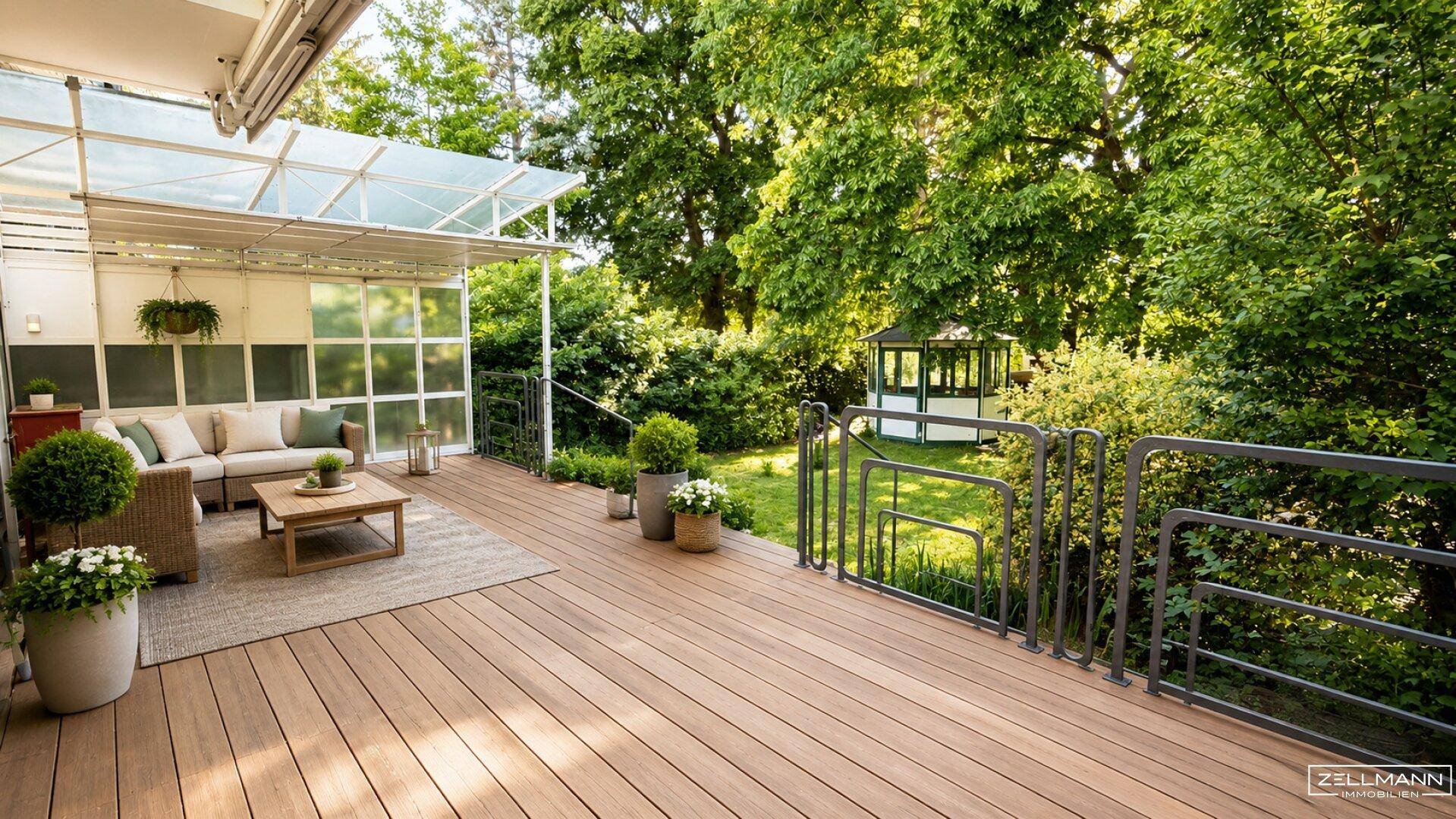 Große Holzterrasse mit überdachtem Sitzbereich und weitem Blick in den grünen Garten mit Gartenhaus.