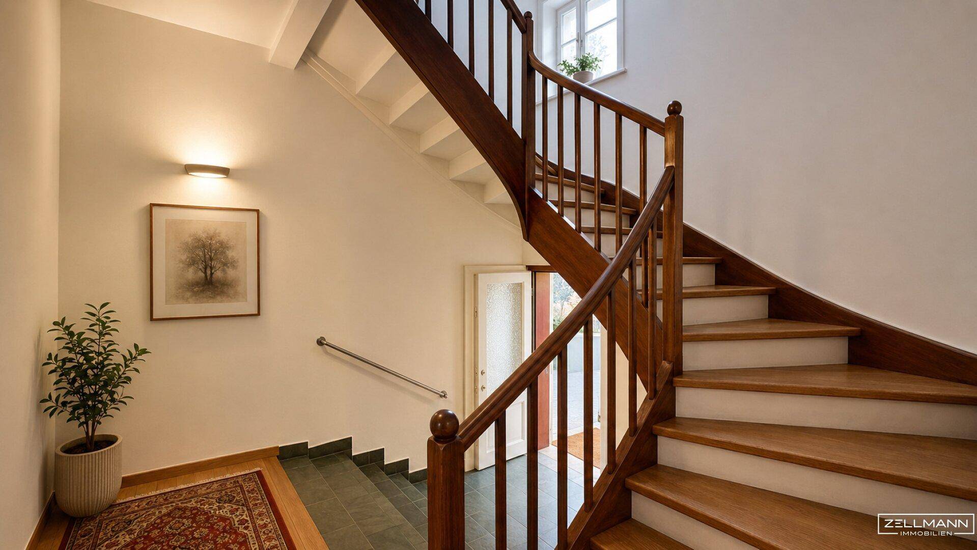 Elegantes Holztreppenhaus mit geschwungenen Stufen und einem Fenster, das natürliches Licht hereinlässt.
