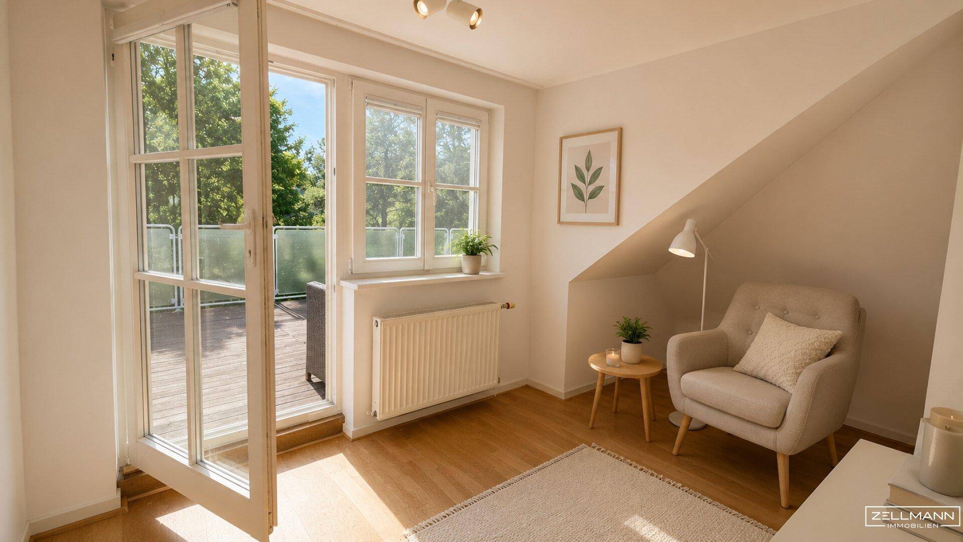 Helles Zimmer mit Dachschräge, Holzboden und Zugang zu einem Balkon mit Blick ins Grüne.