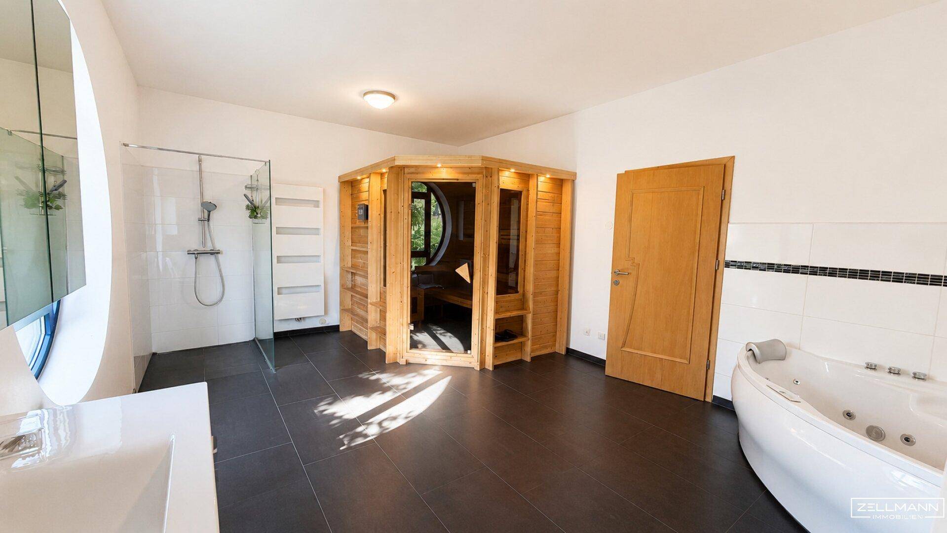 Luxuriöses Badezimmer mit Sauna, begehbarer Dusche und Eckbadewanne für Wellnessmomente.