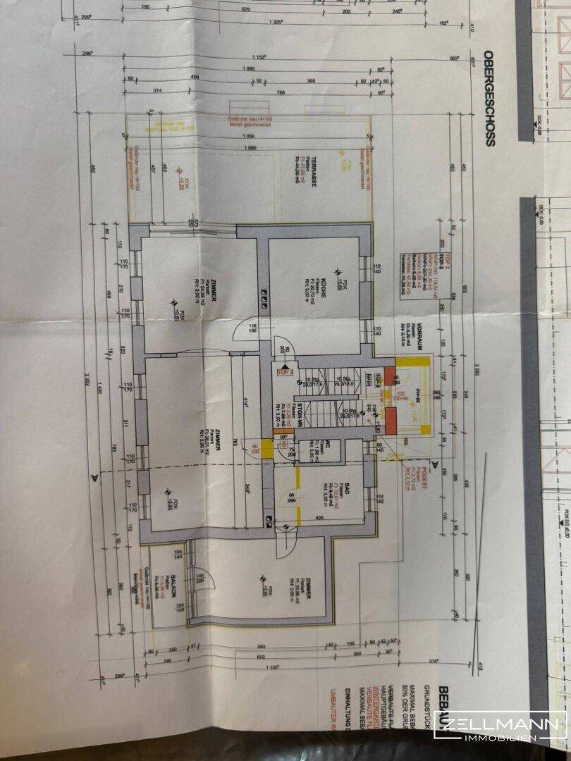 Grundriss des Obergeschosses mit Küche, Bad, WC, Zimmern und Terrasse.