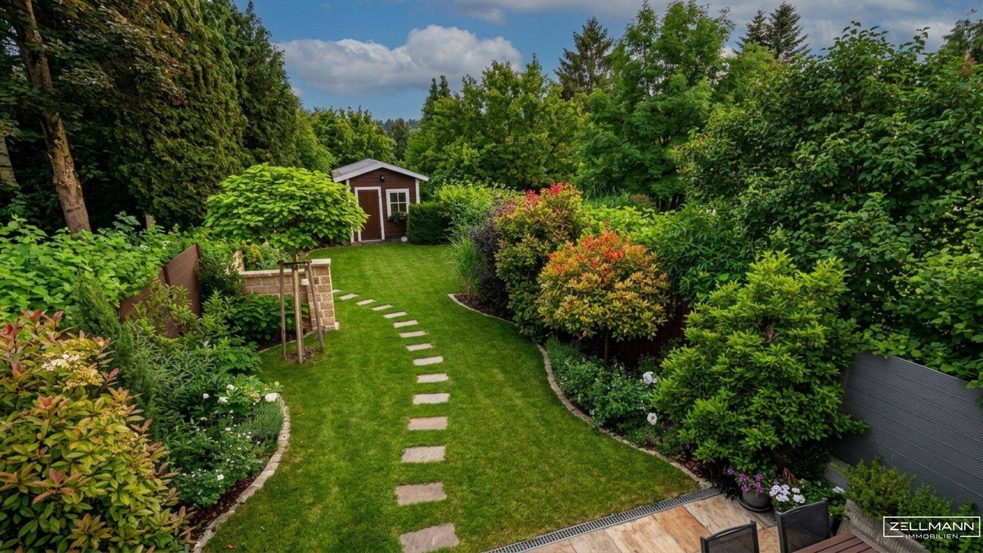 Weitläufiger, gepflegter Garten mit Rasenfläche, Gartenhaus und vielfältiger Bepflanzung.