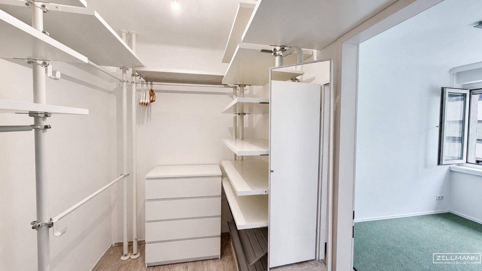 Praktischer begehbarer Kleiderschrank mit modularen Regalsystemen und viel Stauraum.