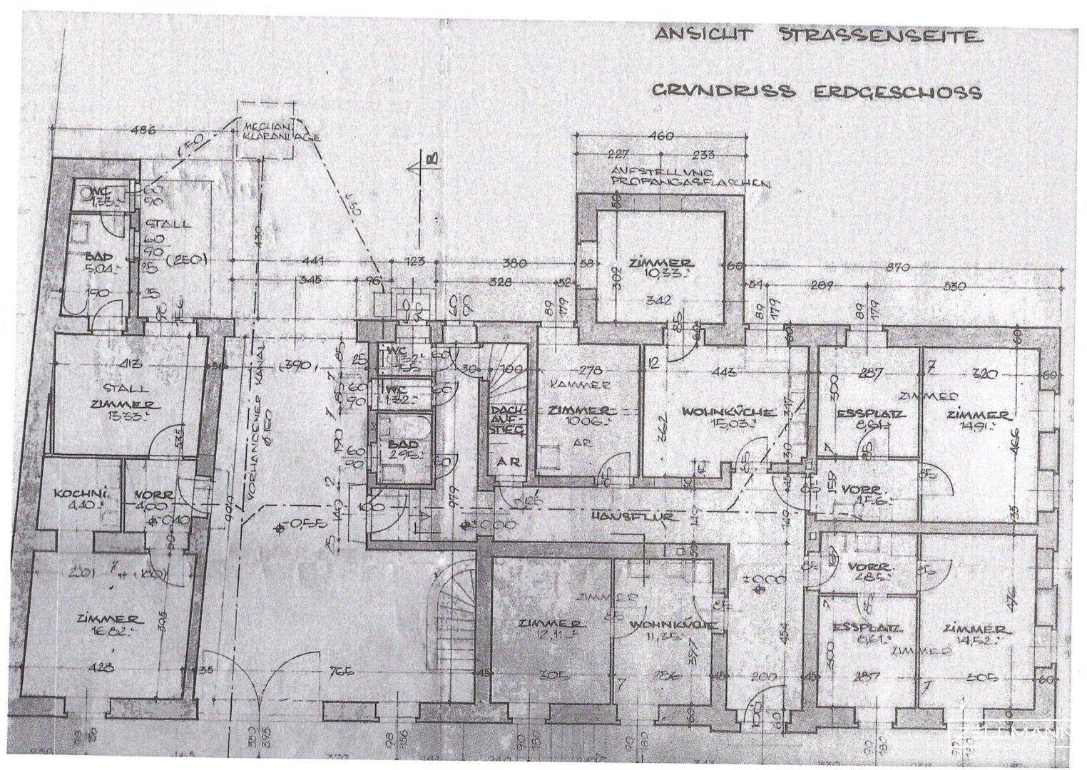 Historischer Grundriss des Erdgeschosses mit verschiedenen Zimmern und Abmessungen.