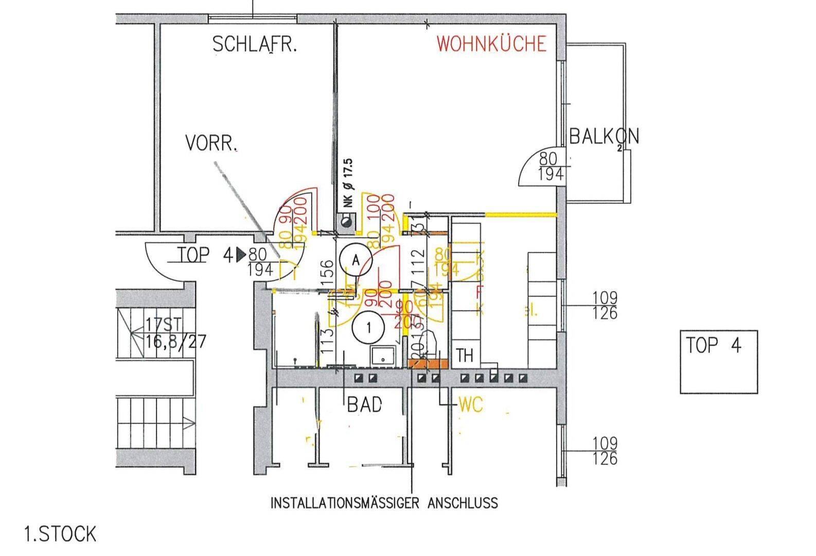 Grundriss der Wohnung im ersten Stock mit Wohnküche, Schlafzimmer und Balkon.