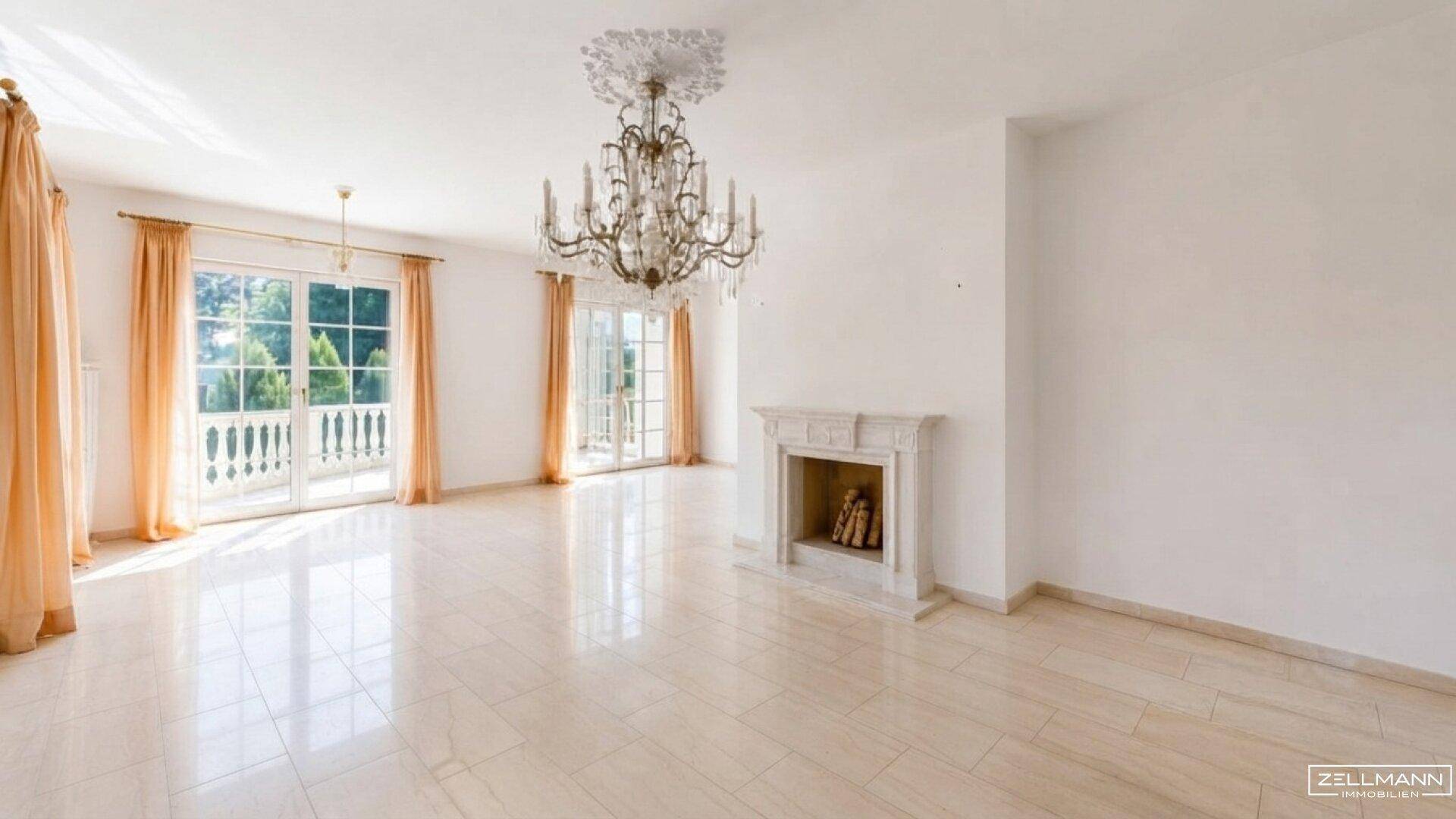 Helles Wohnzimmer mit elegantem Kronleuchter, Kamin und Zugang zu einem Balkon.