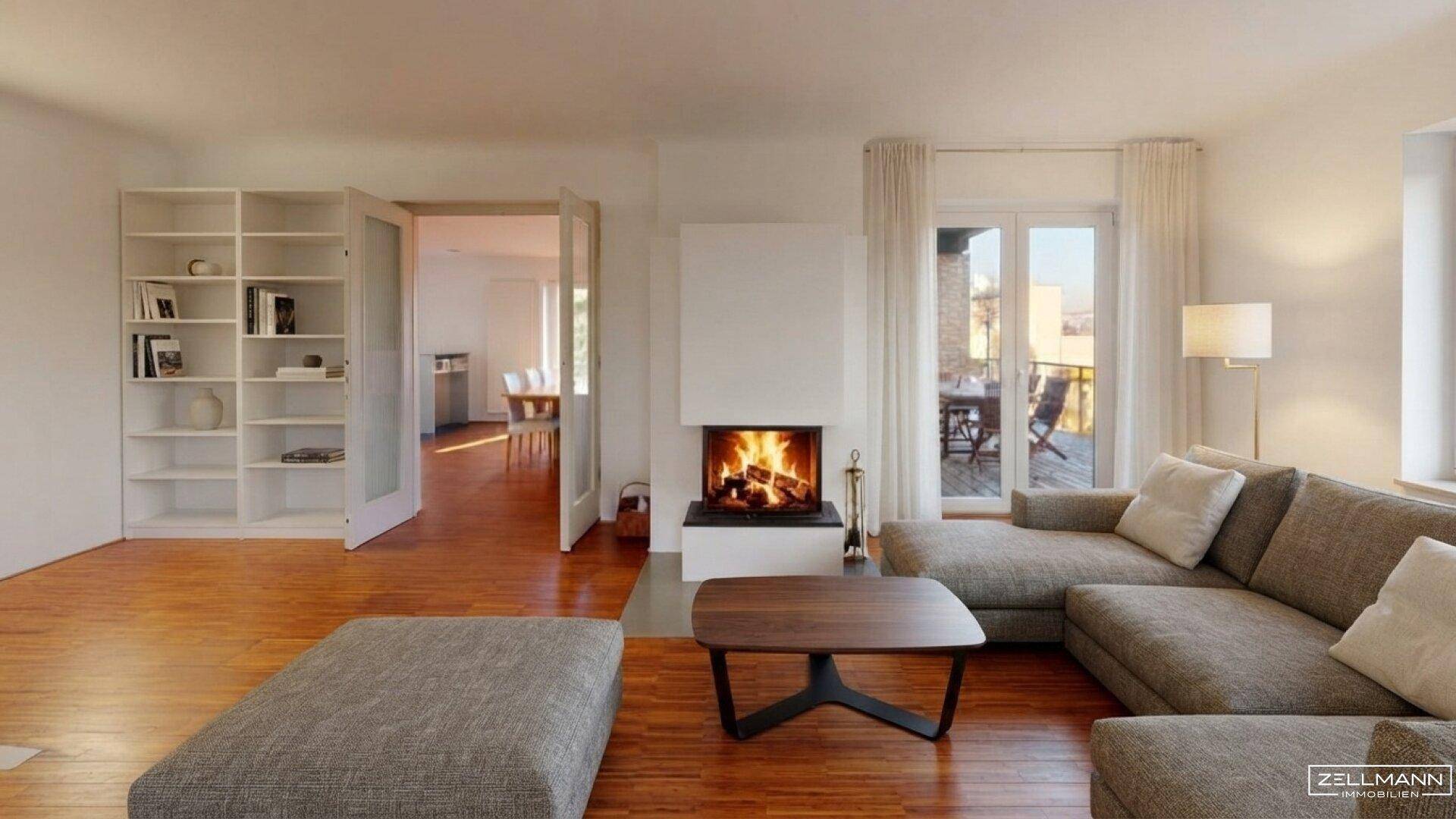 Gemütliches Wohnzimmer mit Kamin, Holzboden und Zugang zu einem Balkon.