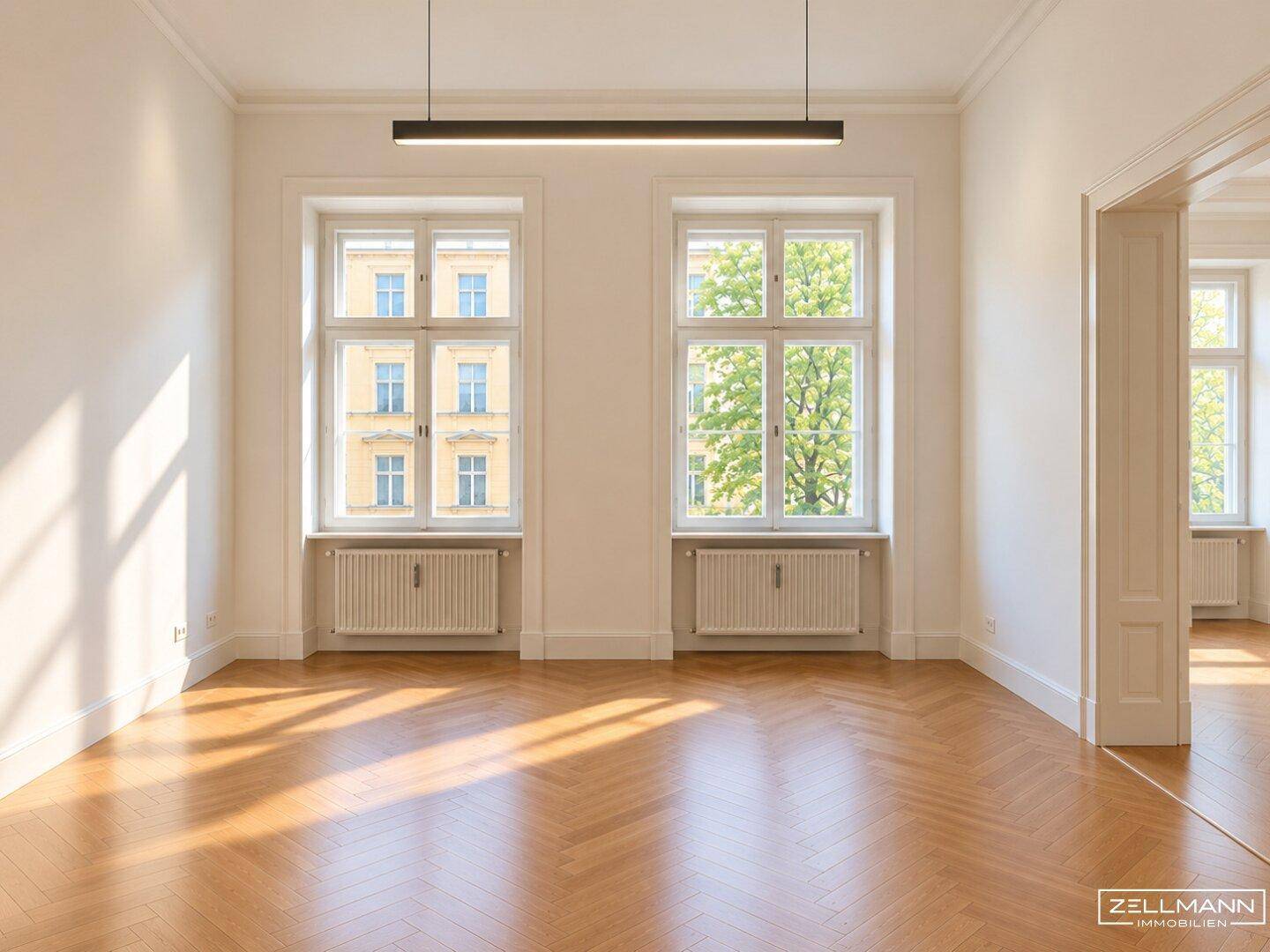 Helles, leeres Zimmer mit Fischgrätparkett, hohen Fenstern und Blick auf die Straße und Bäume.