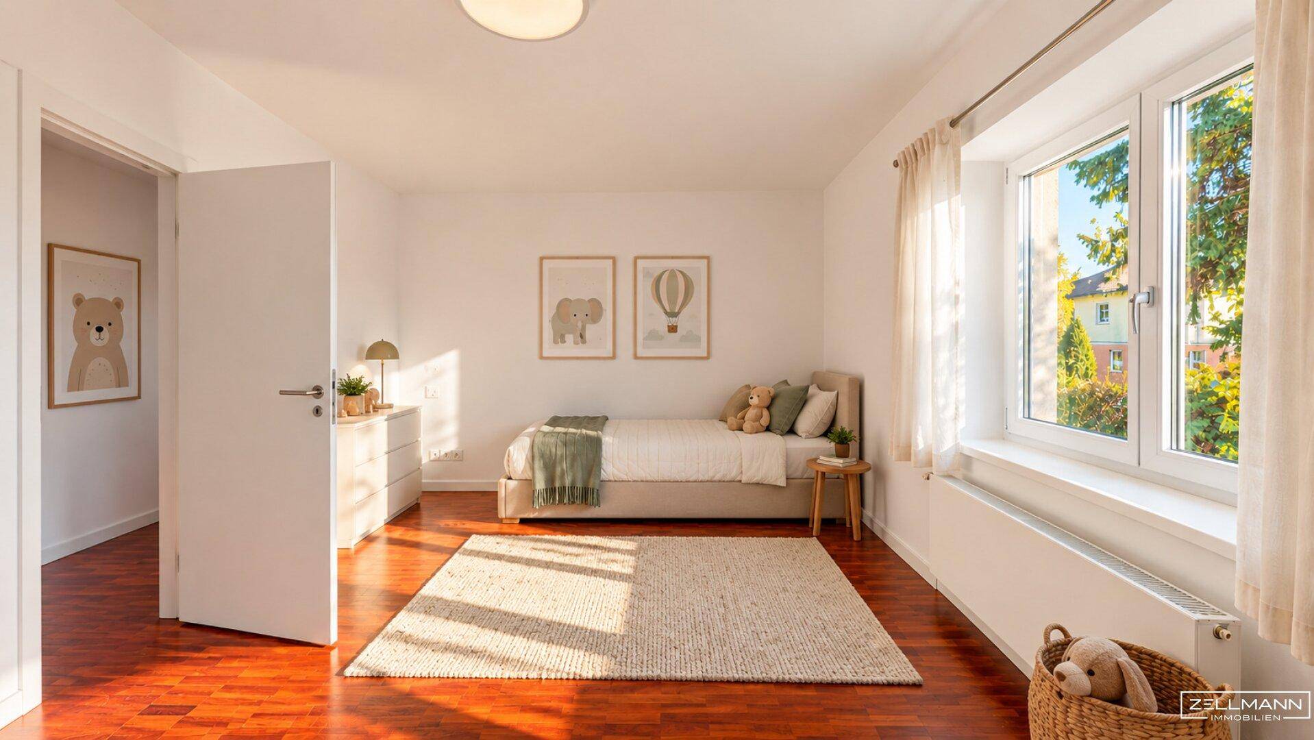 Kinderzimmer mit Parkettboden, großem Fenster und kindgerechter Dekoration.