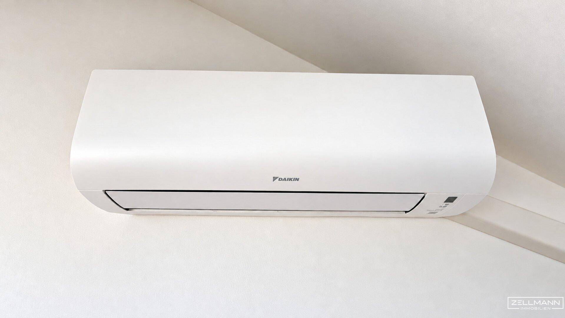 Weiße Klimaanlage an der Wand montiert, sorgt für angenehme Raumtemperatur.