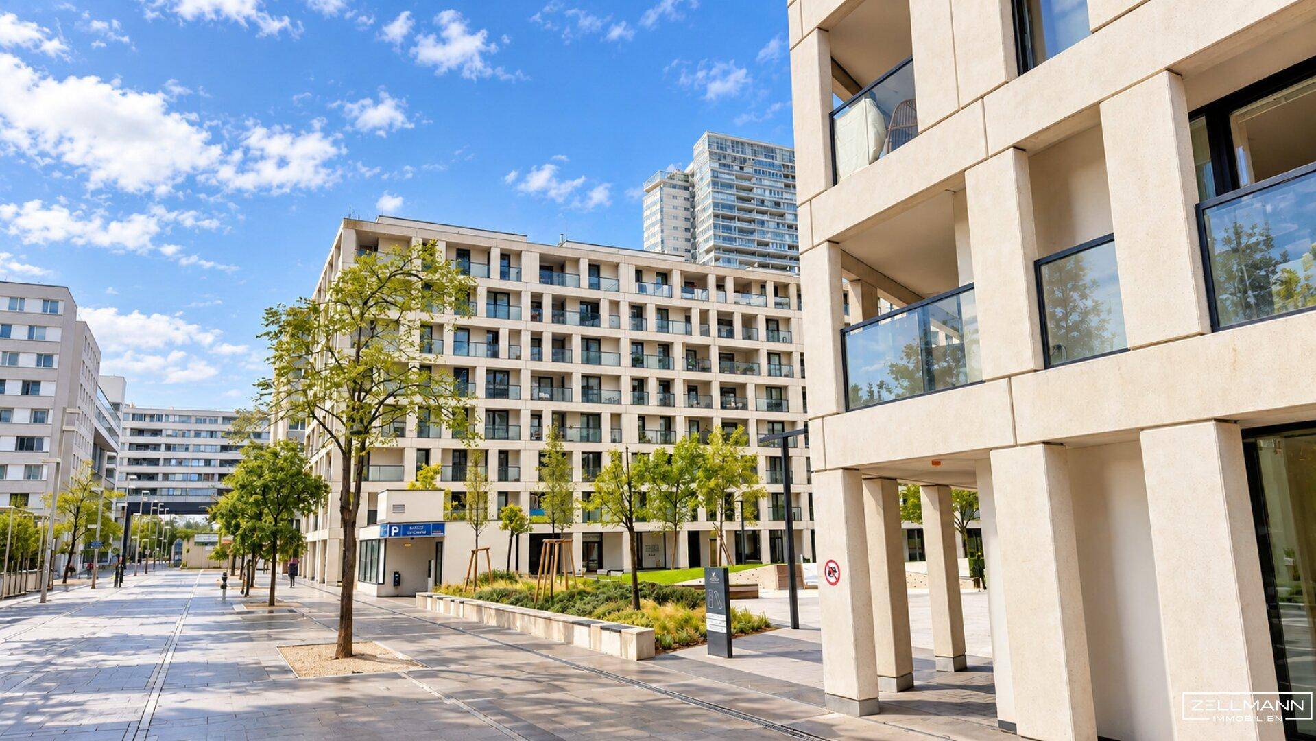 Moderne Wohngebäude mit Balkonen und gepflegter Außenanlage unter blauem Himmel.